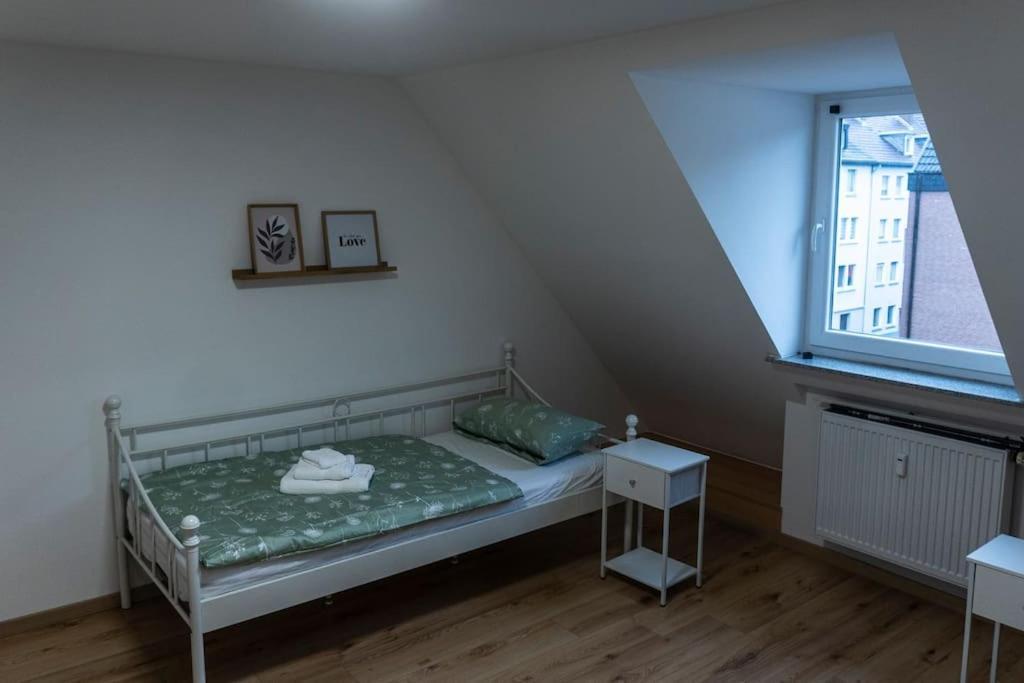 Moderne Ferienwohnung In Gelsenkirchen-Schalke Fuer 1 Bis 7 Personen Mit Terrasse, Ideal Fuer Gruppen & Stadionbesuche Екстер'єр фото