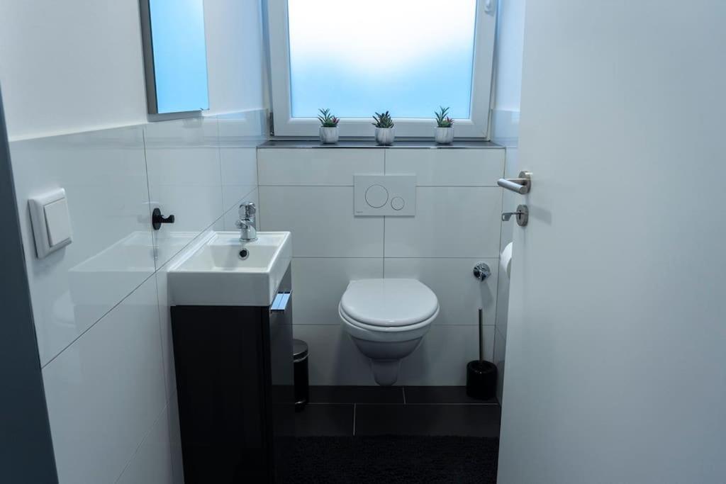 Moderne Ferienwohnung In Gelsenkirchen-Schalke Fuer 1 Bis 7 Personen Mit Terrasse, Ideal Fuer Gruppen & Stadionbesuche Екстер'єр фото