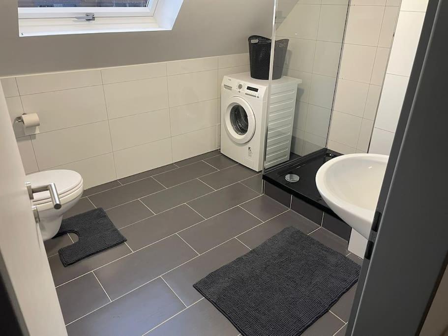 Moderne Ferienwohnung In Gelsenkirchen-Schalke Fuer 1 Bis 7 Personen Mit Terrasse, Ideal Fuer Gruppen & Stadionbesuche Екстер'єр фото