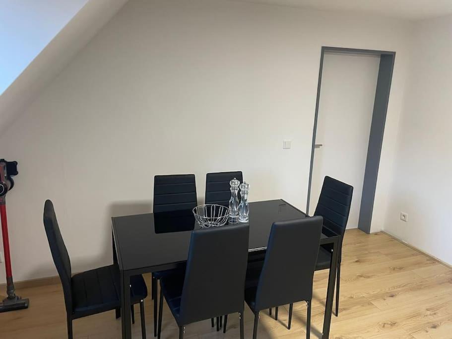 Moderne Ferienwohnung In Gelsenkirchen-Schalke Fuer 1 Bis 7 Personen Mit Terrasse, Ideal Fuer Gruppen & Stadionbesuche Екстер'єр фото