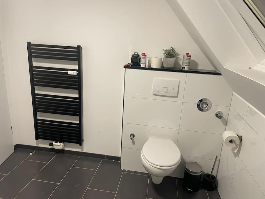 Moderne Ferienwohnung In Gelsenkirchen-Schalke Fuer 1 Bis 7 Personen Mit Terrasse, Ideal Fuer Gruppen & Stadionbesuche Екстер'єр фото