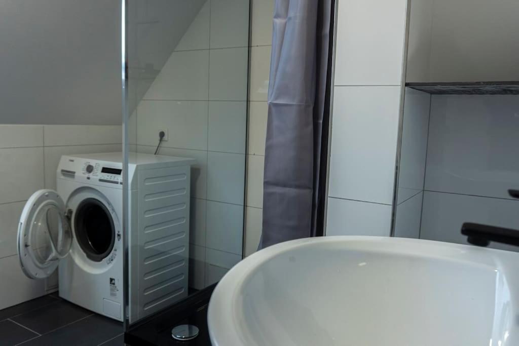 Moderne Ferienwohnung In Gelsenkirchen-Schalke Fuer 1 Bis 7 Personen Mit Terrasse, Ideal Fuer Gruppen & Stadionbesuche Екстер'єр фото