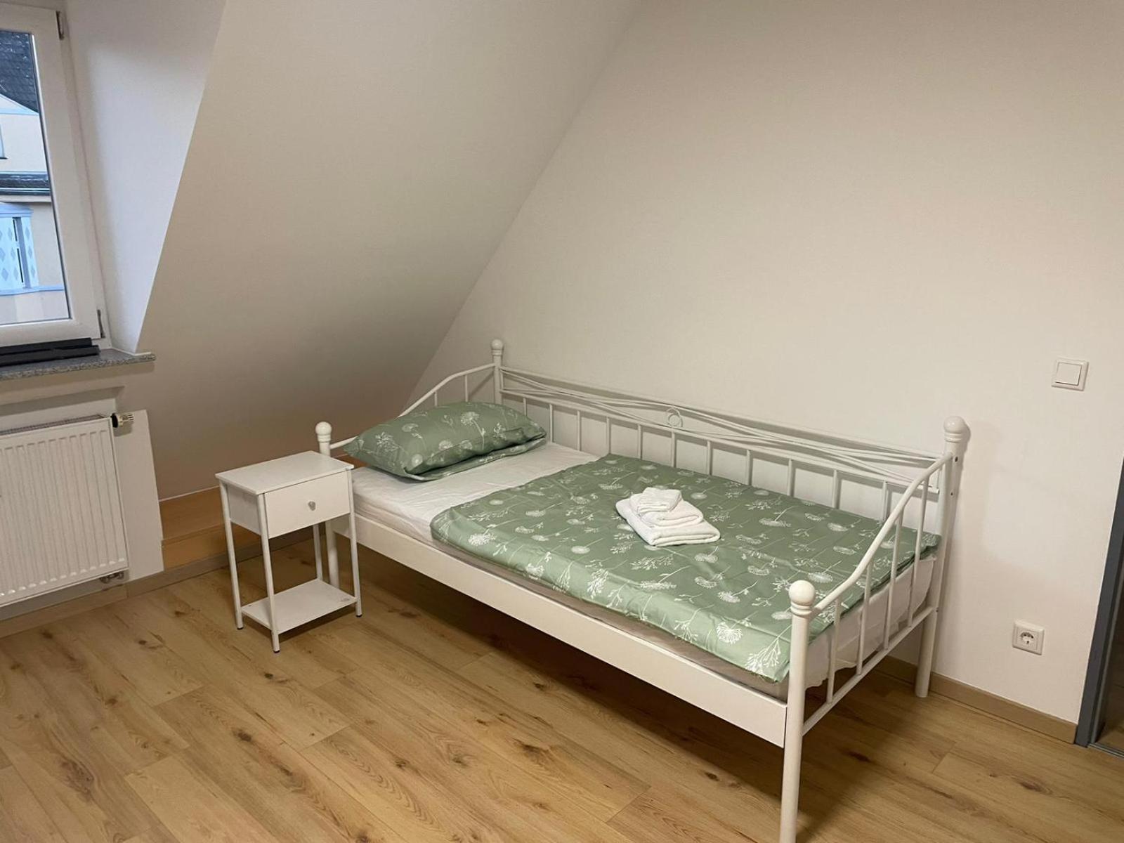 Moderne Ferienwohnung In Gelsenkirchen-Schalke Fuer 1 Bis 7 Personen Mit Terrasse, Ideal Fuer Gruppen & Stadionbesuche Екстер'єр фото